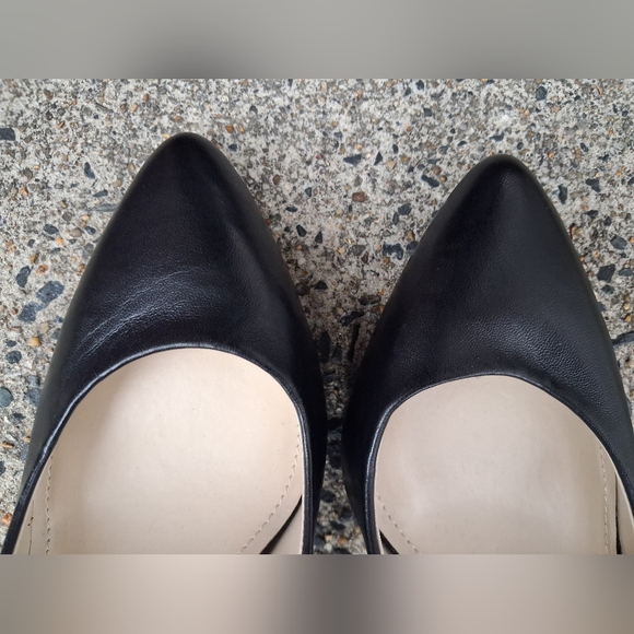 🆕BCBGeneration Cosette Black Leather Pumps with Gold Trim Heel Backs Size 7.5M - Picture 9 of 16